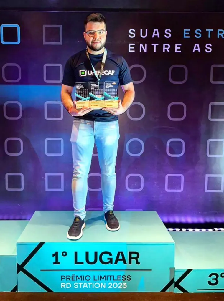 Rafael Diniz, fundador da Redstack, no pódio de 1º lugar do Prêmio Limitless RD Station 2023